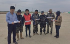 八五九农场有限公司十三区地头宣传《反有组织犯罪法》